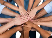 La solidaridad y el diálogo son planteados como claves para fortalecer la convivencia humana.