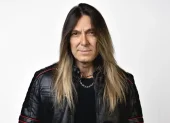 Edu tiene una vasta discografía, en solitario y con grupos como Angra, Almah y Symbols.