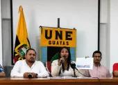 Gabriela Menéndez, presidenta de la UNE en Guayas, expone la postura del gremio docente frente al Ministerio de Educación.