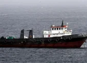 Un barco comercial navega por las costas de Khasab en el Estrecho de Ormuz, Musandam, Omán.