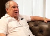 Abdalá Bucaram espera la lectura de sentencia en el caso Pruebas COVID-19, suspendida nuevamente por la ausencia de un juez.