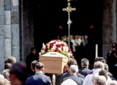 Personas trasladan el féretro de Franco Baresi en la basílica de San Ambrosio durante su funeral en Milán, Italia, el 4 de agosto de 2026.