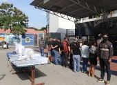 Diez personas fueron aprehendidas en una imprenta donde presuntamente se elaboraban documentos vehiculares falsos.