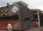 Mercado del Río funcionó desde 2018, pero en 2023 redujo su oferta e incluso fue cerrada una de las dos naves de restaurantes.