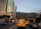 En video quedó registrado cómo la conductora del auto gris impactó al motociclista y se estrelló contra la señal de Zona Escolar.