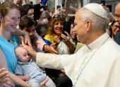 El Papa León XIV, bendice a un niño en la Basílica de San Pedro, Ciudad del Vaticano, el 5 de agosto de 2026.