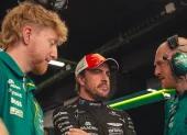 Fernando Alonso junto al equipo de Aston Martin durante los preparativos previos a una carrera.