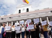 Mientras pacientes protestaban, en el balcón del Palacio colocaron un parlante con música a todo volumen, para que no se escuchen las proclamas.