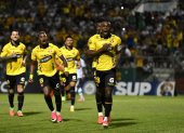 Jhonny Quiñónez hizo el gol de penal de Barcelona SC en Portoviejo.