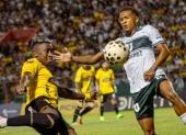 Bryan Carabalí (i.), jugador de Barcelona en el partido ante Liga de Portoviejo por Copa Ecuador.