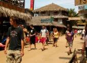 Turistas recorren las calles de Montañita, uno de los destinos más visitados de Ecuador durante los feriados. Imagen referencial.