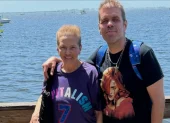 Perez Hilton, junto a su madre Teresita Lavandeira, conocida también como Momma Perez