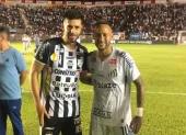 Ronnie Carrillo (izq.) disputa el balón con Neymar Jr. (der.) durante un partido del Campeonato Brasileño.