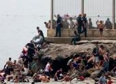 El detonante para el grave incidente sería una sentencia del Tribunal Supremo español que establece que los inmigrantes ilegales que ingresen por el mar no pueden ser expulsados en el acto, sino que deban cumplirse los trámites respectivos.