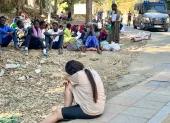 Varios jóvenes se lavan en la calle. Cerca de un millar de inmigrantes -principalmente subsaharianos- acampados en una explanada cercana a la playa del Trampolín de Ceuta.