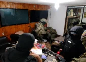 Militares encontraron un supuesto centro de monitoreo, dinero, droga y contrabando durante un operativo en un night club del norte de Quito.