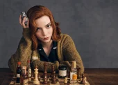 Gambito de dama convirtió el ajedrez en un fenómeno mundial con la historia de Beth Harmon, una joven prodigio que lucha por alcanzar la cima mientras enfrenta sus adicciones.