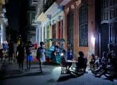 Un grupo de personas pasan la noche en La Habana, en un nuevo apagón nacional.