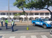 Personal de la Agencia de Tránsito y Movilidad (ATM) cerró un tramo de la avenida Domingo Comín para el procedimiento policial, la tarde de este jueves 6 de agosto.