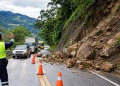 Las autoridades recomiendan revisar el estado de las carreteras y conducir con precaución ante las restricciones vigentes en varias provincias por deslizamientos y socavones.