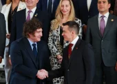 Los presidentes de Argentina, Javier Milei (i), y de Ecuador, Daniel Noboa, en compañía de funcionarios de ambos países.