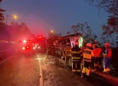 Bomberos rescataron a una persona que quedó atrapada en un camión tras un accidente en la vía Perimetral, este jueves 6 de agosto.