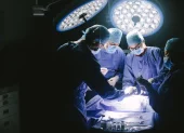Referencial. Médicos y enfermeros en cirugía.
