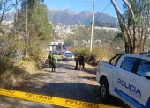 La Policía Nacional acordonó una zona boscosa de Miravalle, en Quito, donde fue hallado un hombre sin vida con una aparente herida de bala.