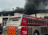 Bomberos de Guayaquil trabajan para controlar el incendio.