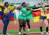 Jessica Oji (centro), Belsy Rodríguez (izquierda) y Emily Scherf (derecha) posan en el podio tras la final de impulso de bala del Mundial Sub-20 de Atletismo en Oregón.