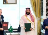 El presidente de Turquía, Recep Tayyip Erdogan (i); al príncipe heredero de Arabia Saudí, Mohamed bin Salmán (c), y al primer ministro de Pakistán, Shehbaz Sharif, posando tras la firma del acuerdo.