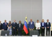 La exdiputada y quien encabeza la delegación opositora, Dinorah Figuera (c-i), y el presidente del Parlamento, Jorge Rodríguez (c-d), en la mesa de diálogo, impulsada por Estados Unidos.