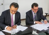 Representantes del Banco Mundial firman acuerdo de donación.