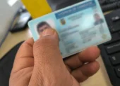 Decenas de ciudadanos pasan la noche en la ANT de Quito para renovar su licencia, mientras la entidad recomienda acudir a la agencia Occidental.