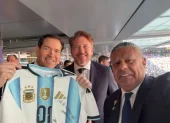 Alejandro Domínguez (centro), presidente de la CONMEBOL, junto a Marco Rubio (izq.) y Claudio Tapia (der.) durante una actividad oficial en el Mundial 2026.