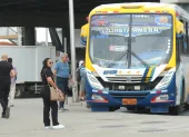 Referencial.Usuarios esperan buses en Guayaquil, en medio del aumento de pasajes que condiciona los planes del feriado.