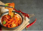 Al igual que otros alimentos fermentados, el kimchi tiene probióticos, bacterias beneficiosas para la salud.