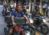 Personas movilizándose en motocicletas por la favela Rocinha en Río de Janeiro, el 31 de julio de 2026 (Brasil).
