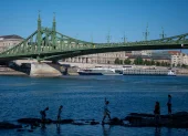 La gente observa el río Danubio mientras fluye a un nivel de agua récord en el centro de Budapest, Hungría, el 28 de julio de 2026.