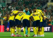 Los jugadores de la Selección de Ecuador abrazados previo a un partido.