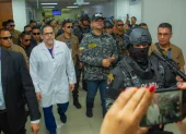 El ministro de Salud, Juan Carlos Aveiga, y el de Interior, John Reimberg, participan de operativos conjuntos contra la corrupción hospitalaria.