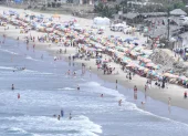 Las playas son los principales destinos de los turistas por los feriados.