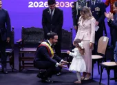 El presidente de Colombia, Abelardo de la Espriella (c-i), saluda a una de sus hijas y a su esposa Ana Lucía Pineda (c-d), durante la ceremonia de investidura como presidente de Colombia .