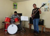 Nicolás Puertas y Adrián Hidalgo (bajo) son parte del colectivo Conectando Chimbacalle, que nació en 2020.