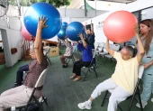 Un grupo de adultos mayores hacen ejercicios especializados en Geronto, para ser activos.