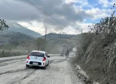 Deslizamientos y daños en la calzada obligan a circular con precaución en varios corredores viales de Ecuador.