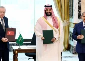 El viceprimer ministro de Pakistán, Ishaq Dar, el presidente de Turquía, Recep Tayyip Erdogan (i); el príncipe heredero de Arabia Saudí, Mohamed bin Salmán, y al primer ministro de Pakistán, Shehbaz Sharif.