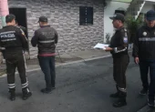 Policías acudieron a investigar el fallecimiento del niño que fue alcanzado por una bala en su dormitorio.