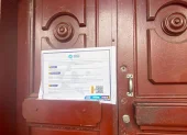 En algunas de las edificaciones patrimoniales de Guayaquil se colocaron las notificaciones para los propietarios.