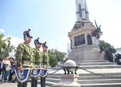 En el marco del 10 de agosto, las Fuerzas Armadas del Ecuador rindieron tributo a los próceres de la gesta libertaria al pie del Monumento a la Independencia, en la Plaza Grande.